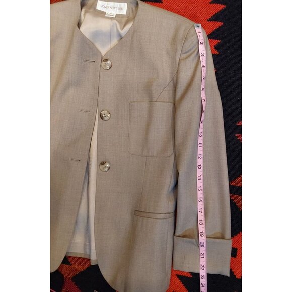 Jones New York Women's Beige Collarless 3 Button Wool Blazer. Size 10 - Picture 5 of 14